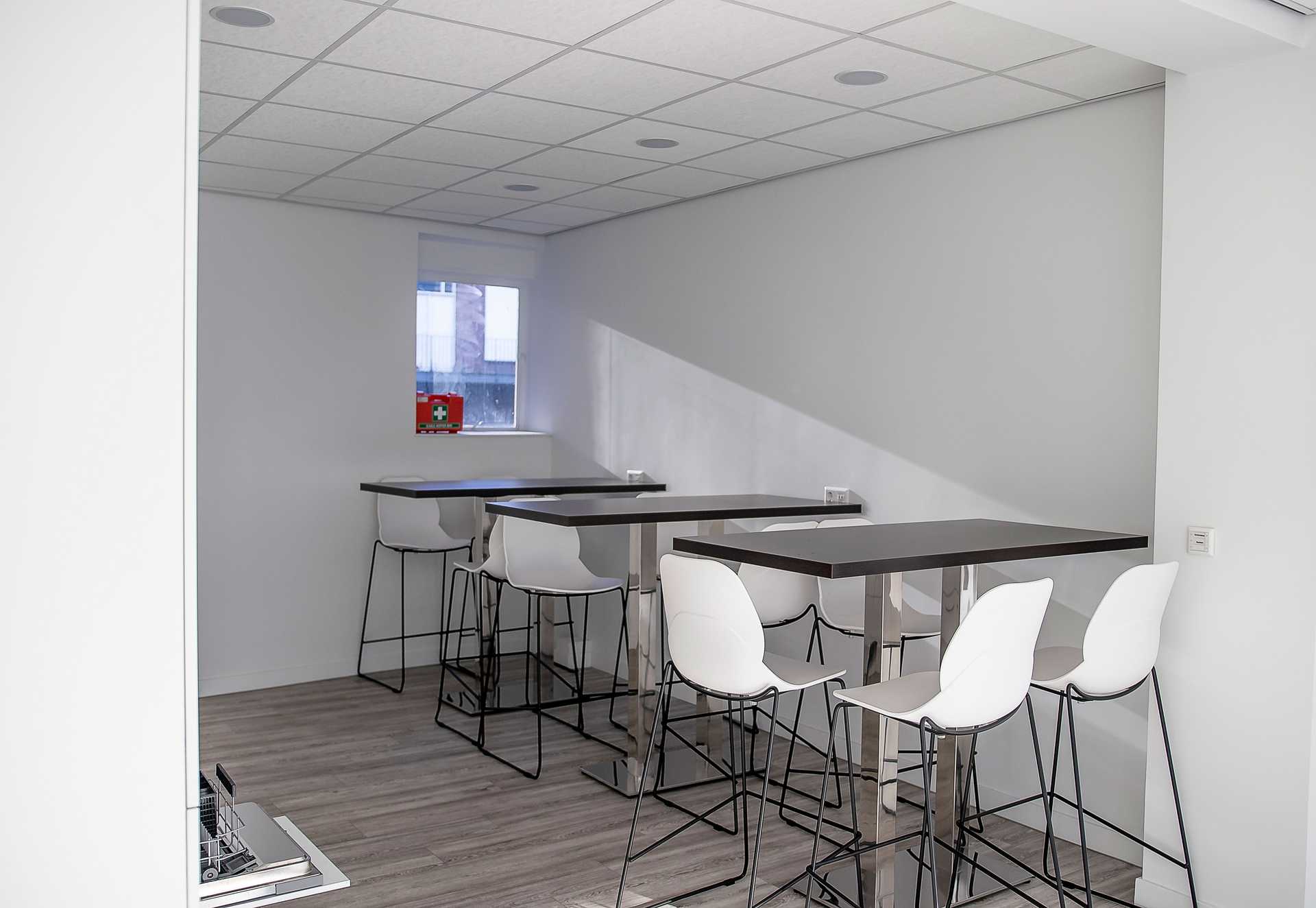 De lunchtafels van het The Next App kantoor op Westblaak in Rotterdam